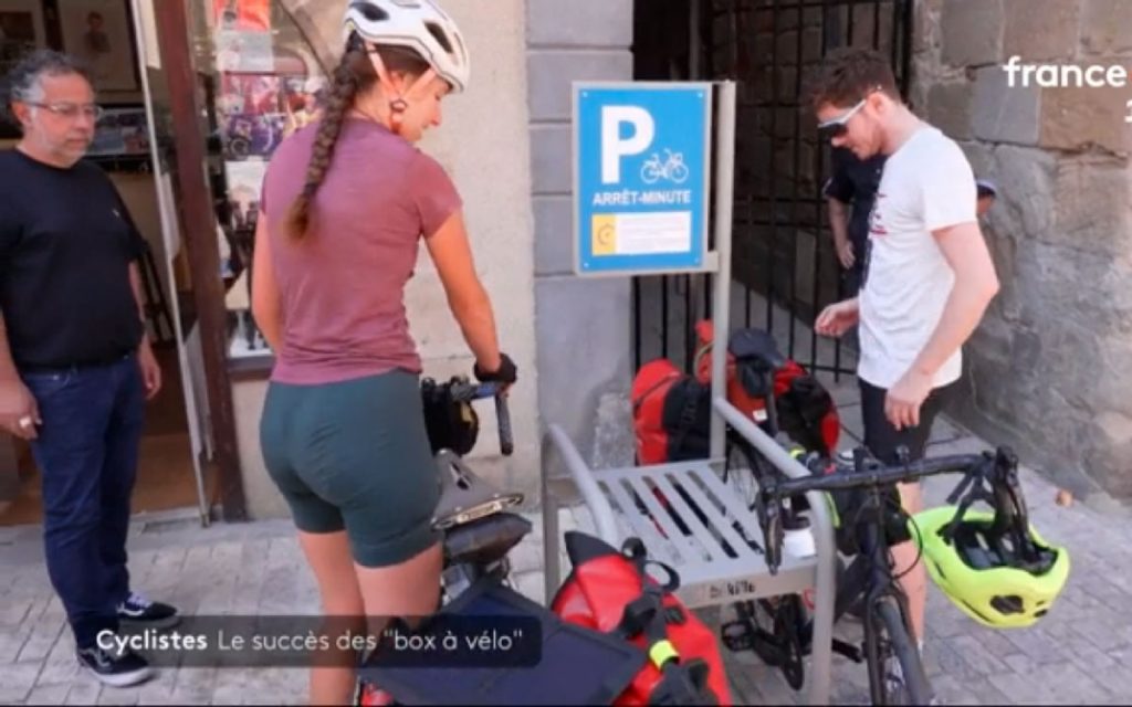 des cyclistes garent leur vélo